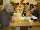 Maškarní ZŠ, zdobení perníčků včelařům 22010 078.jpg