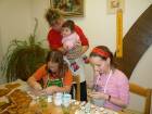 Maškarní ZŠ, zdobení perníčků včelařům 22010 100.jpg