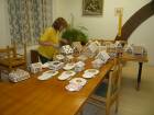 Maškarní ZŠ, zdobení perníčků včelařům 22010 131.jpg