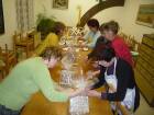 Maškarní ZŠ, zdobení perníčků včelařům 22010 146.jpg