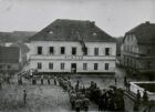 Budova německé obecné školy postavená v roce 1850 na náměstí