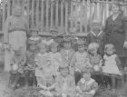 Děti z české mateřské školy z roku 1926 s učitelkou Marií Diennebierovou