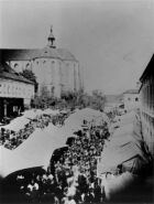 Pouťový trh na nádvoří kláštera v roce 1913