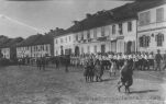 Průvod cvičenců na náměstí v roce 1922