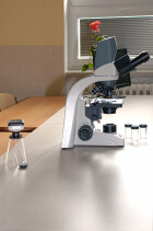 Moderní mikroskop s příslušenstvím